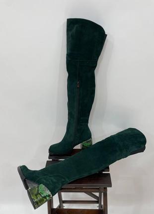 Зеленые замшевые сапоги ботфорты на каблуке2 фото