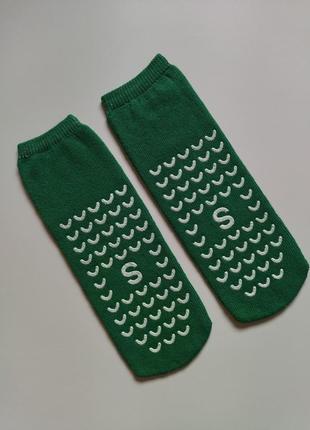Короткие махровые носки с антискользящей подошвой1 фото