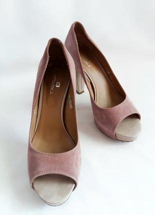 Ніжно-рожеві туфлі з відкритим носком braska
