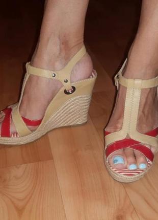 Боссоножки на танкетці.