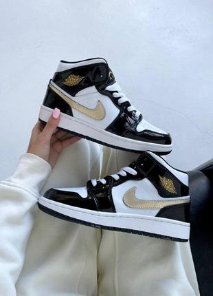 Женские кроссовки nike air jordan 1 retro black white gold черного с белым и золотым цветов