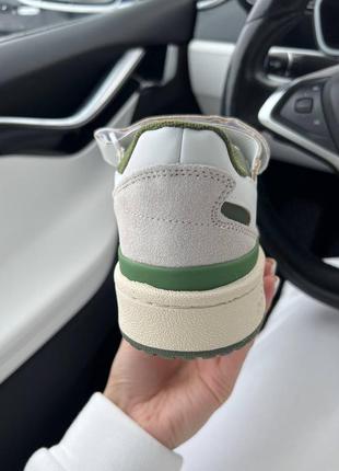 Женские кроссовки adidas forum low beige green бежевого с зелеными цветами3 фото