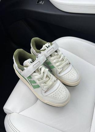 Женские кроссовки adidas forum low beige green бежевого с зелеными цветами5 фото
