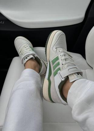 Женские кроссовки adidas forum low beige green бежевого с зелеными цветами7 фото