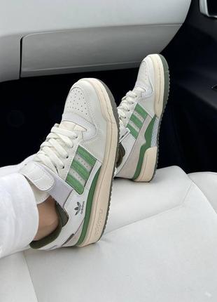 Женские кроссовки adidas forum low beige green бежевого с зелеными цветами9 фото