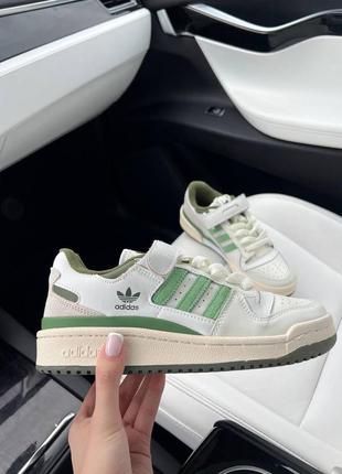Женские кроссовки adidas forum low beige green бежевого с зелеными цветами