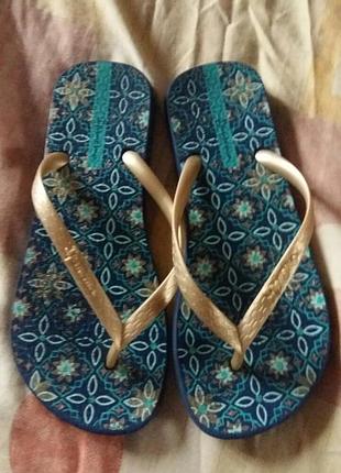 Шльопанці, аквашузы