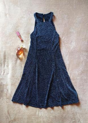 Красивое блестящее платье трапеция