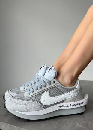 Жіночі кросівки nike waffle sacai grey сірого кольору