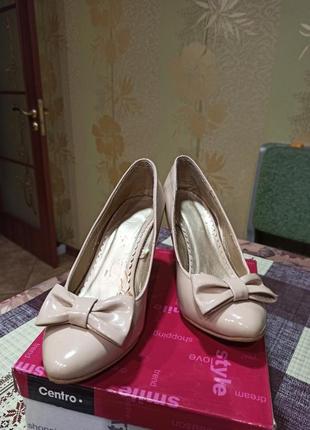 Бежевые лаковые туфли atmosphere с бантом