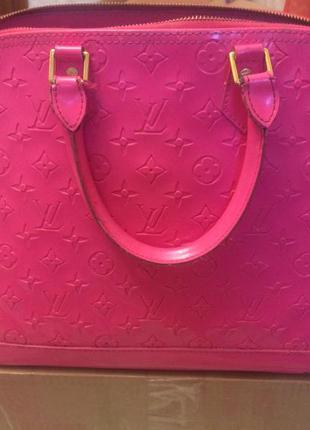 Дуже глибока яскрава і містка сумка