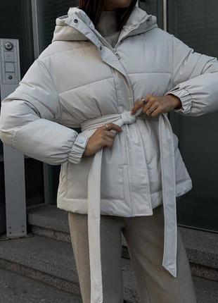Куртка з капюшоном та коміром, накладні кішені, пояс. планка від вітру з кнопками, рукав з менжетом на резинці та хлястиком8 фото