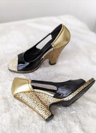 Элегантные летние туфли-босоножки basconi лак+золото1 фото