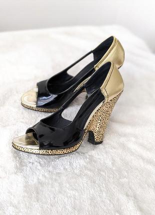 Элегантные летние туфли-босоножки basconi лак+золото2 фото