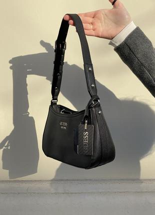 Женская сумка guess багет через плечо черная6 фото
