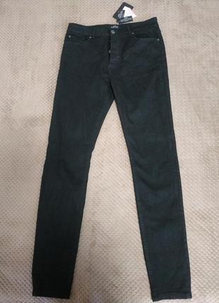 Мужские приталенные джинсы стрейч черного&nbsp; цвета boohoo
