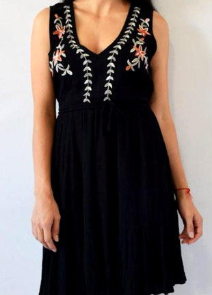 Натуральное черное платье миди с вышивкой от new look1 фото