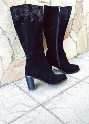 Чёрные зимние замшевые сапоги на среднем каблуке