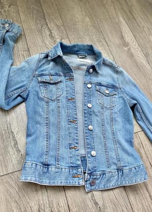 H&m жіноча джинсова куртка, з ручним розписом2 фото