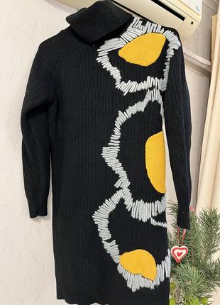 Теплий светр з ручною вишивкою