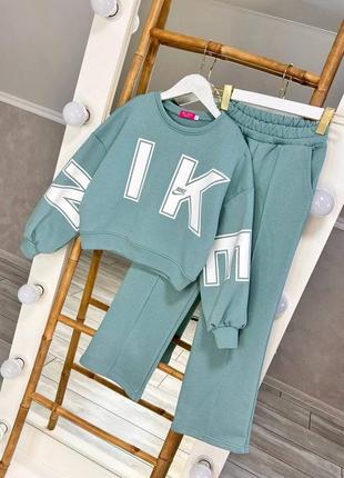 Костюм з трендовим написом
стильний і зручний