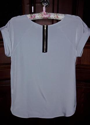 Дымчато-серая блуза с молнией на спинке1 фото
