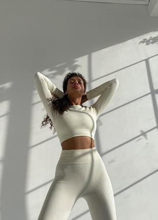 Жіночий безшовний комплект рубчик лосини пуш-ап + рашгард з довгим рукавом білий для фітнесу, йоги, танців та відпочинку4 фото