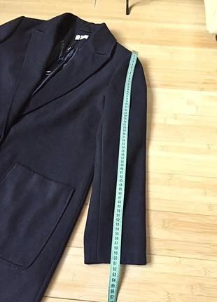 Элегантное черное пальто с накладными карманами7 фото