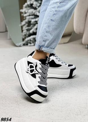 Белые трендовые кроссовки с черными вставками на высокой подошве3 фото