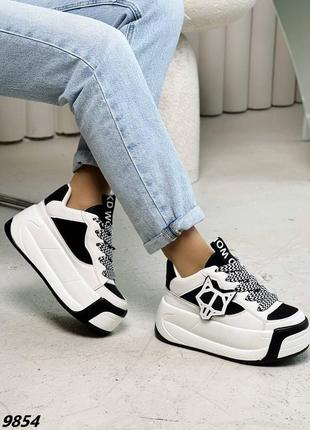 Белые трендовые кроссовки с черными вставками на высокой подошве6 фото