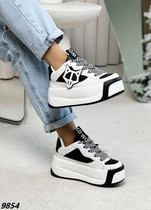 Белые трендовые кроссовки с черными вставками на высокой подошве5 фото