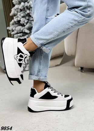 Белые трендовые кроссовки с черными вставками на высокой подошве7 фото