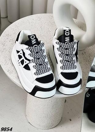 Белые трендовые кроссовки с черными вставками на высокой подошве2 фото