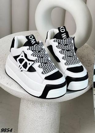Белые трендовые кроссовки с черными вставками на высокой подошве1 фото