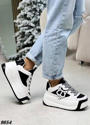 Белые трендовые кроссовки с черными вставками на высокой подошве9 фото