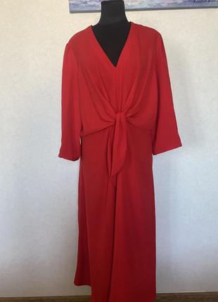 Вишукана сукня з глибокого червоного кольору
