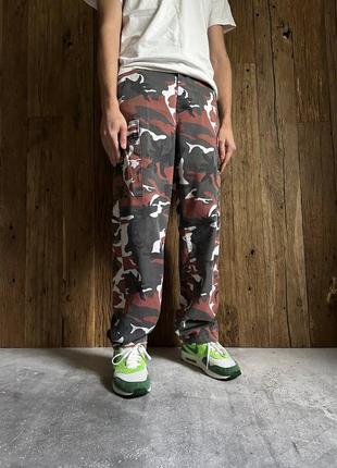 Винтажные карго брюки в стиле камуфляж y2k red camo travis