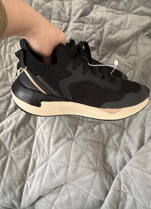 Нові стильні кросівки 35 розмір oysho