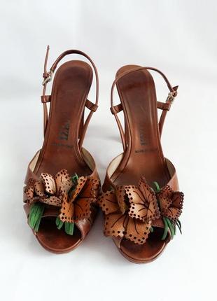 Коричневые босоножки с цветком vero guoio