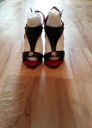 Мега крутые босоножки