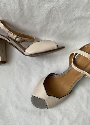 Босоножки на каблуке