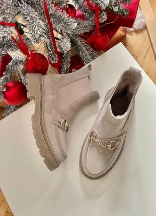 Серые ботинки челси на резинках по бокам, зимние из натуральной замши с цепочкой (имитация лоферов)2 фото
