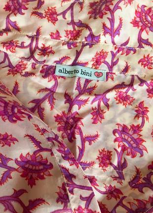 Нарядная розовая шёлковая блузка-рубашка в цветочный принт alberto bini (размер 40-42)4 фото