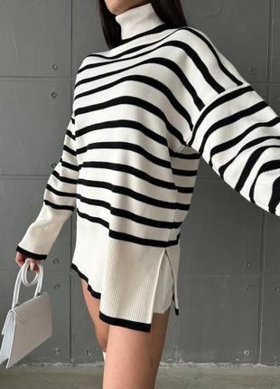 Подовжений светр з принтом у смужку з коміром горлом з високими манжетами на рукавах з бічними розрізами знизу5 фото