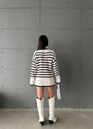 Подовжений светр з принтом у смужку з коміром горлом з високими манжетами на рукавах з бічними розрізами знизу2 фото