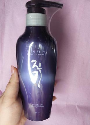 Daeng gi meo ri hair&amp;scalp care
восстанавливающий шампунь
daeng gi meo ri vitalizing shampoo