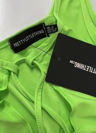 Крутий стильний актуальний неоновий яскравий  кроп топ з одним рукавом prettylittlething4 фото