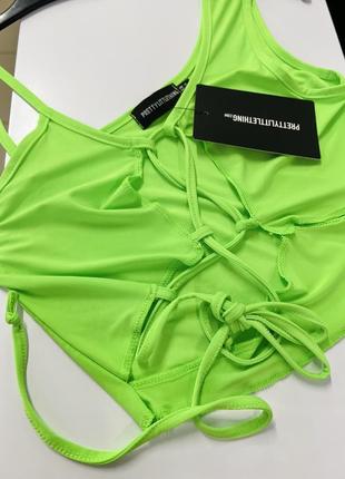 Крутий стильний актуальний неоновий яскравий  кроп топ з одним рукавом prettylittlething6 фото