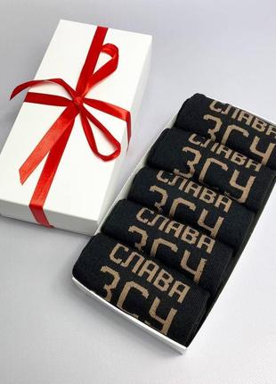 Бокс чоловічих шкарпеток чорних прикольних креативних з патріотичним написом 40-45 5 шт. у подарунковій коробці км1 фото