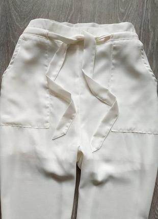 Красивые белые брюки с поясом2 фото